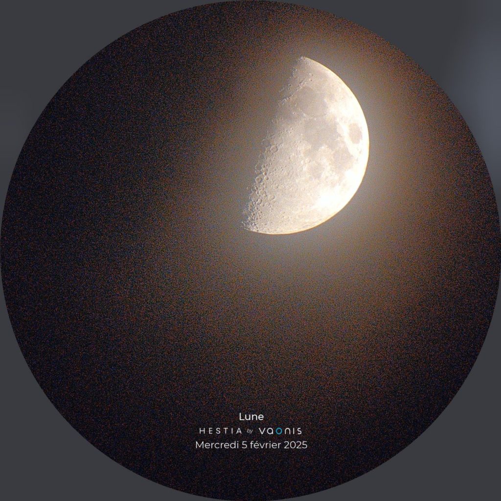 photo de oa Lune voilée par des nuages, elle apparait plus diffuse