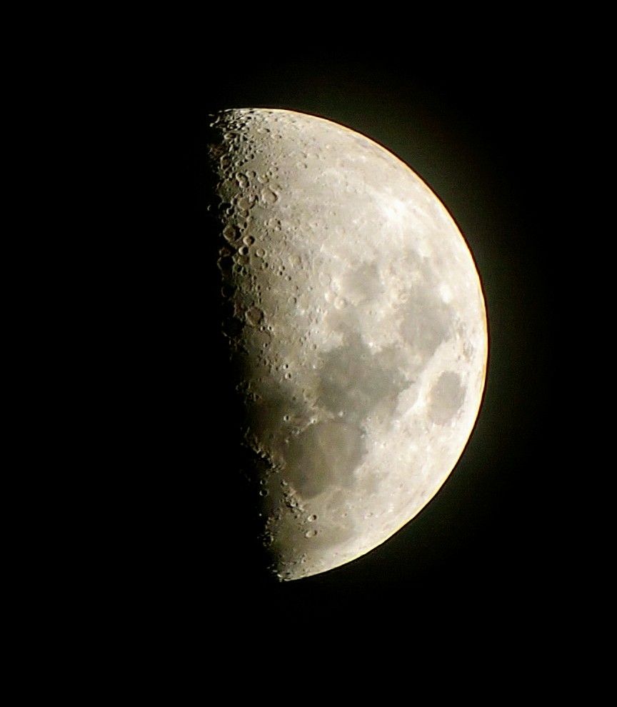 photo de la Lune pendant le premier quartier, les cratères sont bien visible s